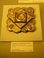 Reliquaire portatif, cuivre grave, region mosane, v1220-1230 (Paris, musee de Cluny)